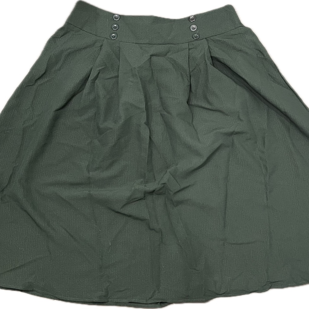 High-wasted buttoned knee-length skirt